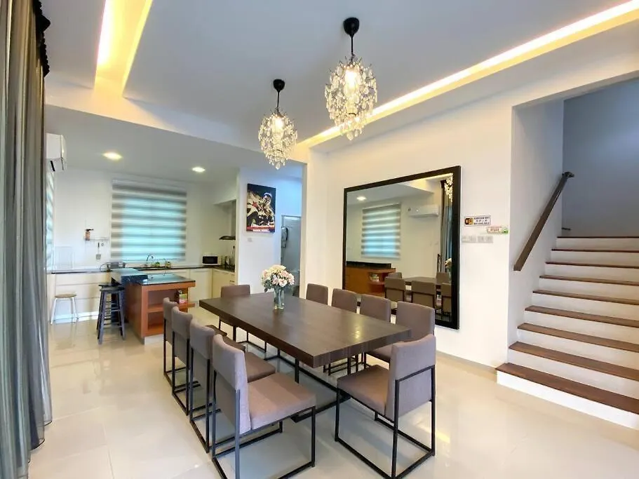 Shamrock Breeze Villa: Coastal Haven For 29 Guests Batu Ferringhi