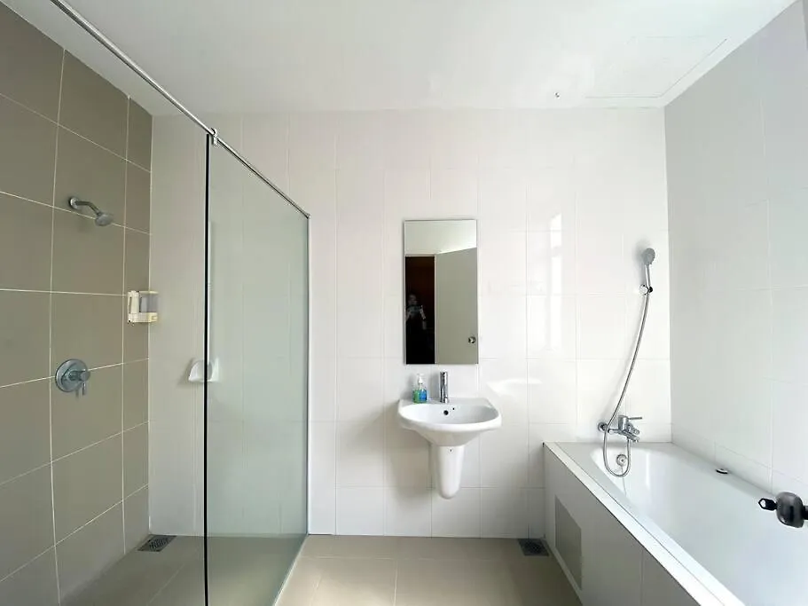 Villa Shamrock Breeze Villa: Coastal Haven For 29 Guests Batu Ferringhi