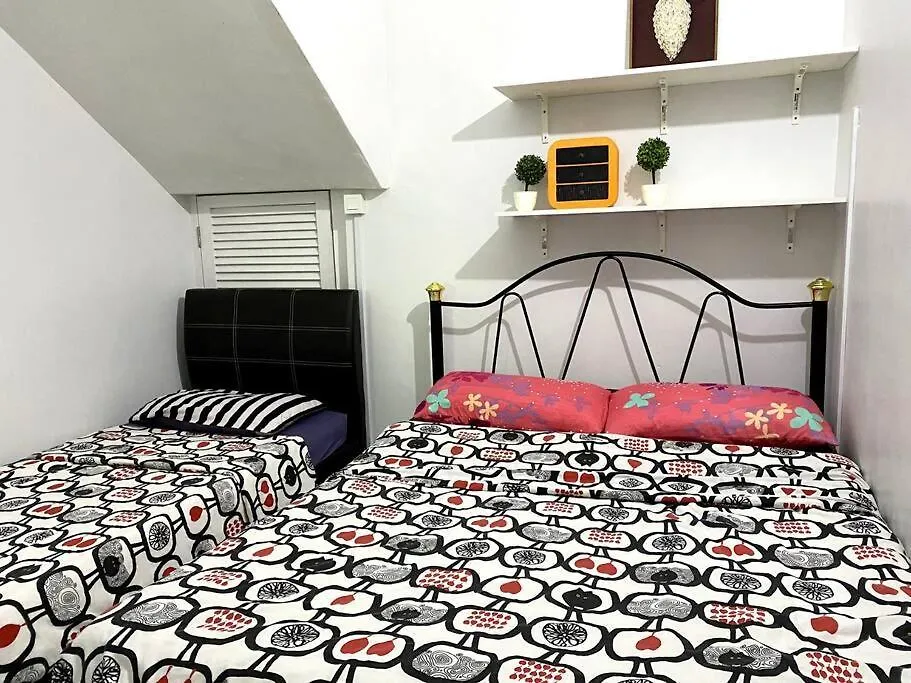 Shamrock Breeze Villa: Coastal Haven For 29 Guests Batu Ferringhi Villa