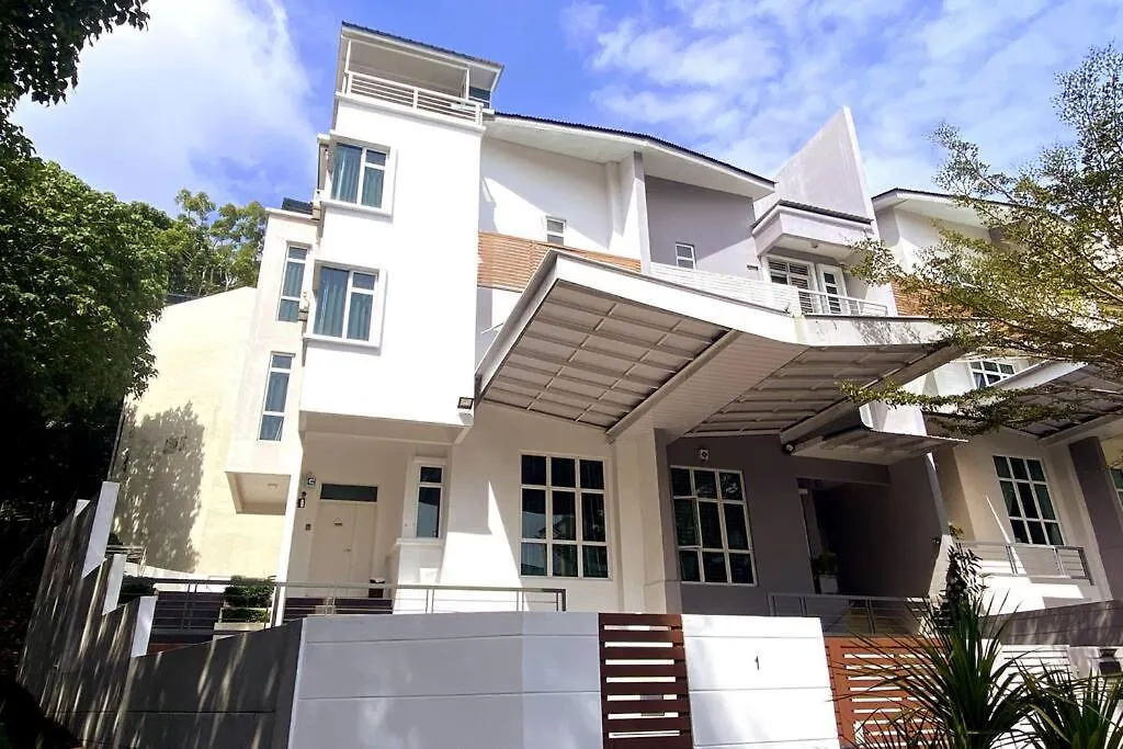 Shamrock Breeze Villa: Coastal Haven For 29 Guests Batu Ferringhi
